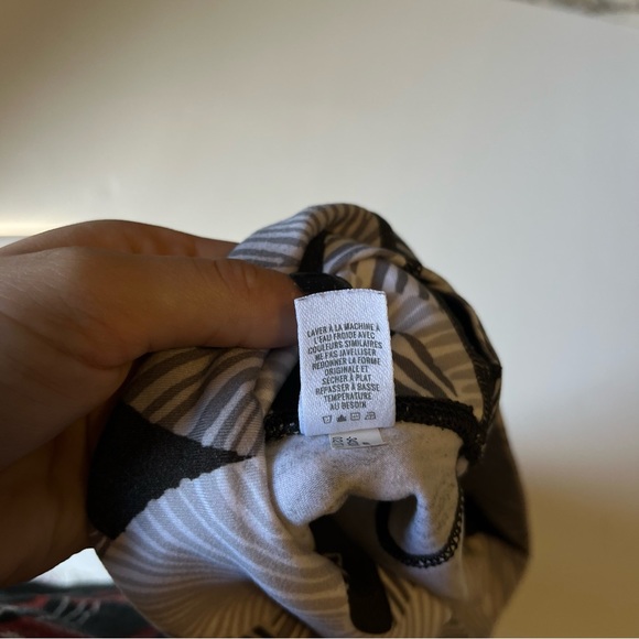 🩷AERIE HIGH WAISTED BLACK WHITE PATTERNED LEGGINGS CUT OUT 7/8 SIZE SMALL - Picture 9 of 10